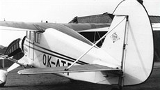 Zadní část Baťova Stinsonu na letišti Praha-Kbely v roce 1935 Zadní část Baťova Stinsonu na letišti Praha-Kbely v roce 1935