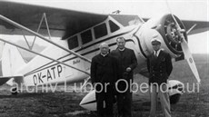 Stinson na letiti Otrokovice v roce 1936. Uprosted je P. Bernard Perovský.