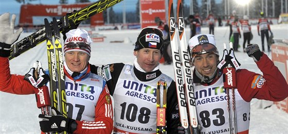 Luká Bauer (uprosted) ve spolenosti tetího Rusa Dmitrije Japarova (vlevo) a druhého Nora Eldara Rönninga po vítzství v Kuusamu.