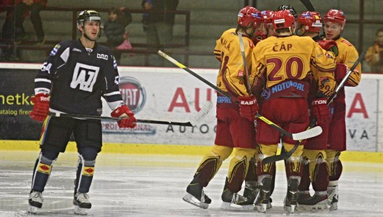 TO BYLA JÍZDA! Jihlavtí hokejisté mli v sobotním zápase proti Ústí nad Labem dvod k poádným oslavám. Soupee ze severu ech ped vlastními fanouky rozstíleli 9:3.