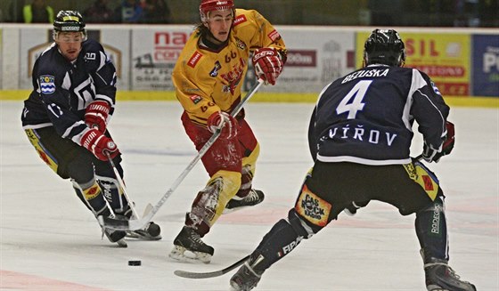 Mezi dvma havíovskými hokejisty se snail prokliovat jihlavský Michal Velecký. Jak dopadne souboj tchto tým ve tvrtfinále play-off?