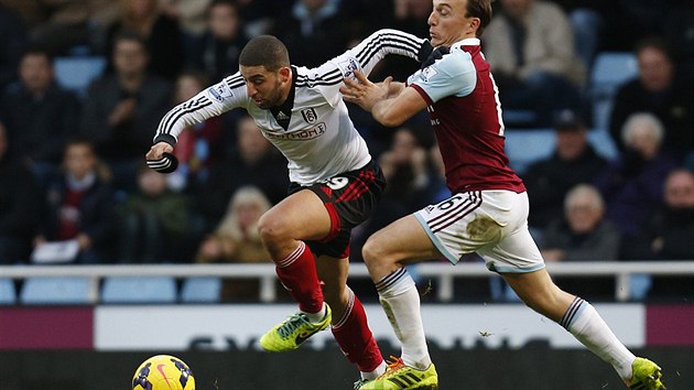 Adel Taarabt z Fulhamu (vlevo) se sna uniknout Markovi Nobleovi z West Hamu United. M sice krok nskok, ale Noble ho nechce za dnou cenu pustit.