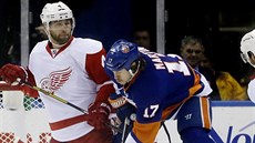 Jakub Kindl (vlevo) z Detroitu v souboji s Mattem Martinem z New York Islanders. Jakub Kindl (vlevo) z Detroitu v souboji s Mattem Martinem z New York Islanders.