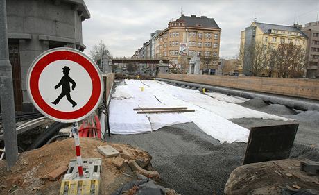 Opravy mostu pes Radbuzu na Americké tíd v Plzni.
