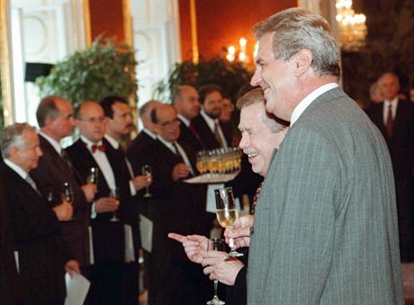 Píe se ervenec 1998 a tehdejí prezident Václav Havel práv jmenoval ministry...