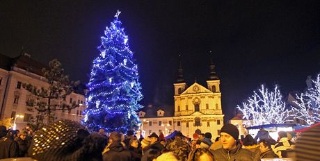 Jihlavské ulice bhem letoního adventu záí modrou a bílou barvou.