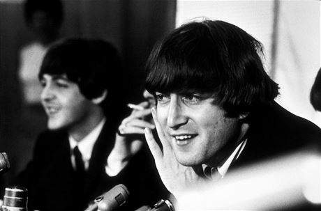John Lennon na tiskové konferenci v roce 1966, za ním Paul McCartney