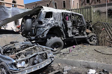 Následky útoku u jemenského ministerstva obrany.