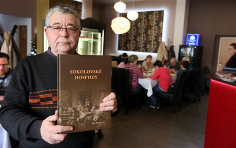 Jan Rund, autor knihy Sokolovské hospody, v restauraci "U komerky", která