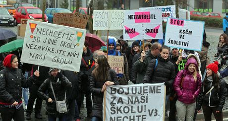 Demonstrace student a pedagog ped Krajským úadem Karlovarského kraje proti