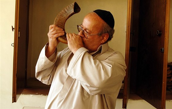 Zebulón Simentov troubí na ófar v maliké kábulské synagoze (archivní snímek...