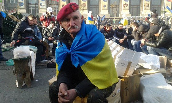 Píznivec ukrajinské strany Svoboda na kyjevské barikád (4. prosince 2013)