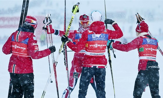 OSLAVNÝ TANEEK. Norské bkyn na lyích po vítzství ve tafet na 4x5 km v