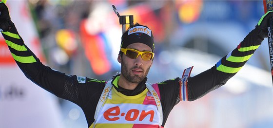 Martin Fourcade a jeho vítzné gesto po stíhacím závod na 12,5 km.