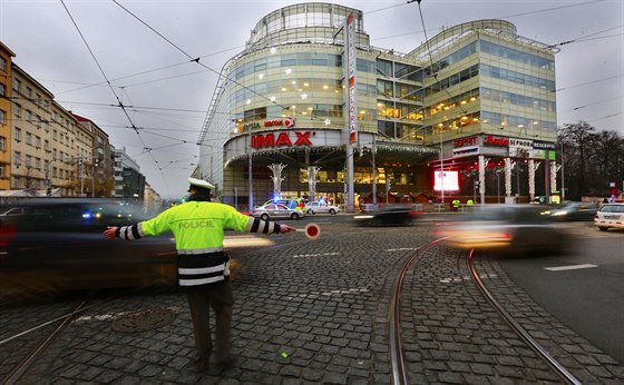 Kvli nahláené bomb museli policisté nechat evakuovat i nákupní centrum