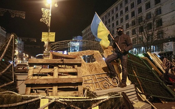 V Kyjevu rostou barikády. Modro-lutá revoluce pokrauje