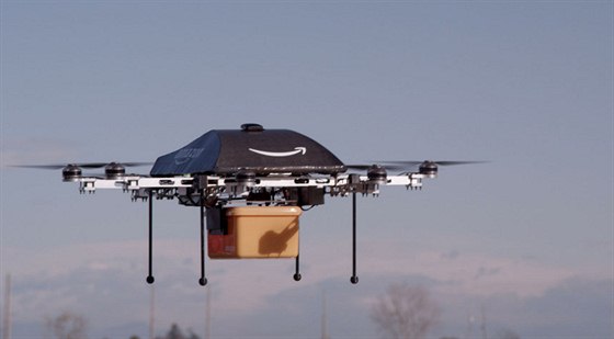 S mylenkou pouít drony pro rozváení zásilek piel Amazon (na snímku), do ostrého testu je ale poprvé dostal její konkurent Alibaba.