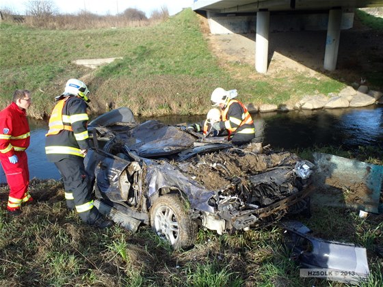 U íkovic na Perovsku vyjelo auto ze silnice a skonilo na stee na behu