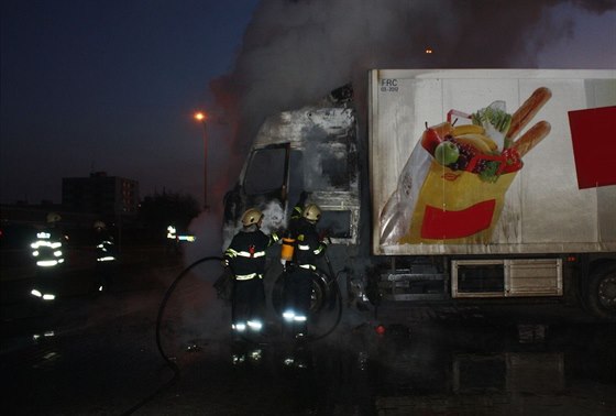 Kamion hoel na parkoviti u supermarketu mezi panelovými domy na budjovickém...