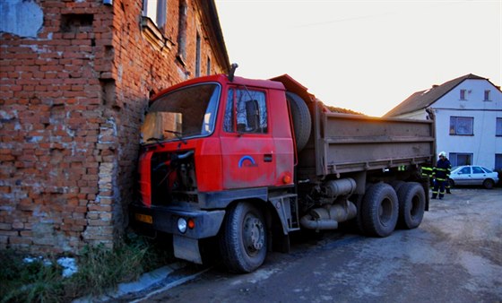 V Renotech v pondlí odpoledne narazilo do rodinného domu nákladní auto.