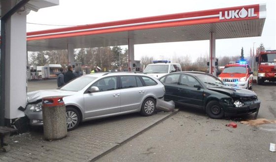 Idi Volkswagenu Passat jel zejm hodn rychle, nezvládl kliku a naboural...