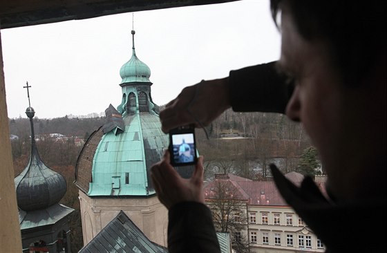 Prudký vítr utrhl z ve havlíkobrodského kostela kus plechu.