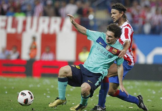 Tomá Ujfalui z Atlétika Madrid (vpravo) a Lionel Messi z Barcelony bhem...