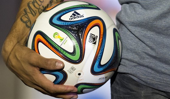 BRAZUCA Brazilský fotbalista Hernanes ukazuje mí pro mistrovství svta 2014 v...