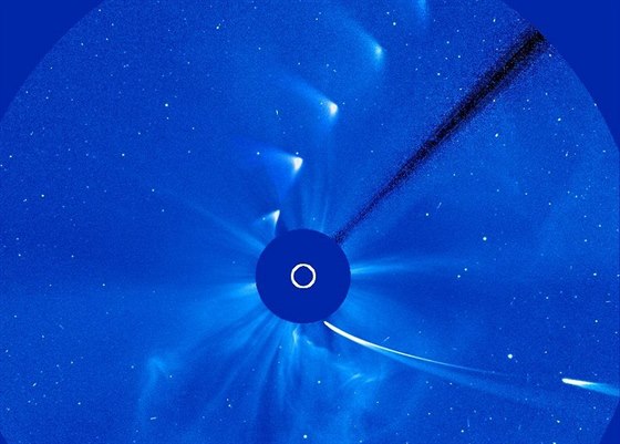 Snímek komety C/2012 S1 (ISON) sloený koronografem C3 na palub sondy SOHO...