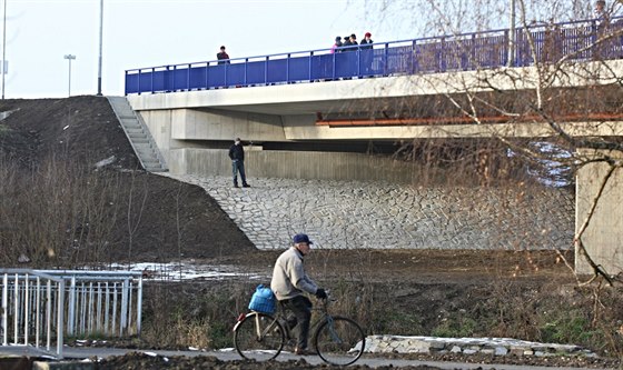 Na nový most na Klafar ekal ár 35 let. Po jeho otevení se vak na dílo snesla kritika, podle ní je dílo píli robustní a v takové podob zbytené.