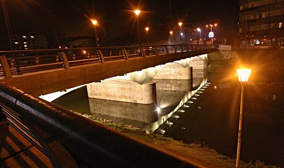 Po pravé stran eky pod kamenným mostem v Dolní ulici u cyklostezka vede. Radnice nyní podala ádost na vybudování obdobné asfaltky na stran levé.