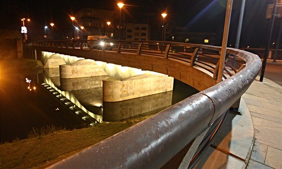 Nasvícený kamenný most pes Sázavu v Dolní ulici se za tmy stává jednou z...