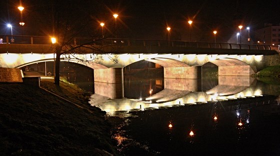 Kamenný most v havlíkobrodské Dolní ulici. Cyklostezka by mla vést z tohoto pohledu pod pravým obloukem po jakési lávce nad hladinou eky. Práv to promenádu nejvíce prodraí.