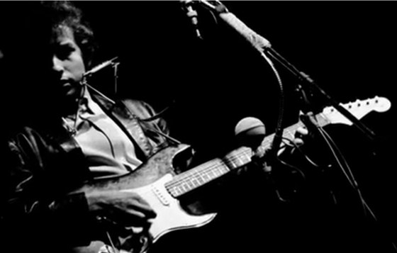 Bob Dylan pi vystoupení na festivalu v Newportu v roce 1965