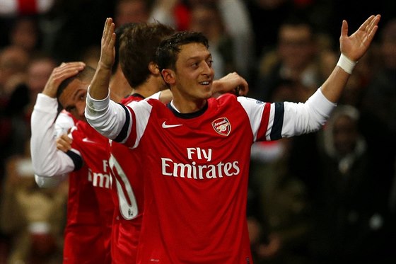 RADOST. Mesut Özil oslavuje gól. Radost mu vak vydrela jen chvíli, Arsenal...