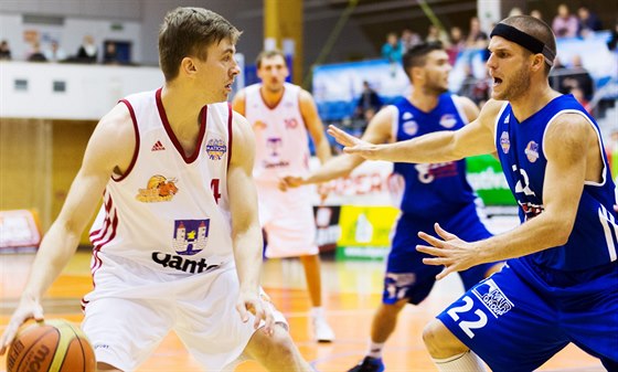 Momentka z utkání basketbalist Svitav (v bílém) a Ostravy.