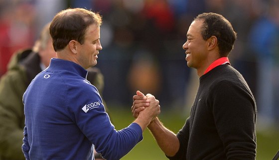 Golfista  Zach Johnson (vlevo) se zdraví po svém triumfu s Tigerem Woodsem.