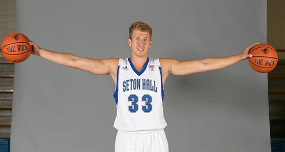 Patrik Auda coby hvzda univerzity Seton Hall pi oficiálním focení.