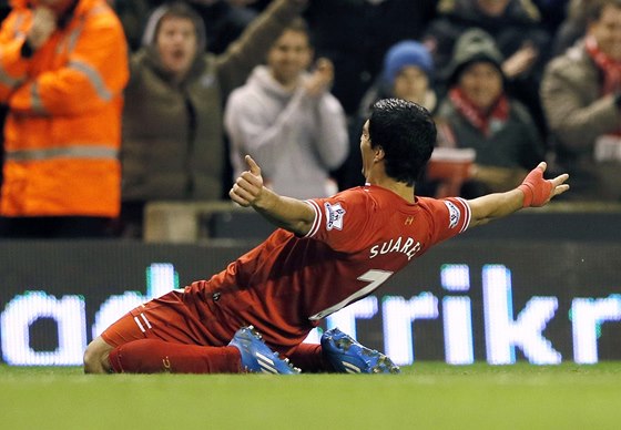 Luis Suárez slaví jeden z gól proti Norwichi. 