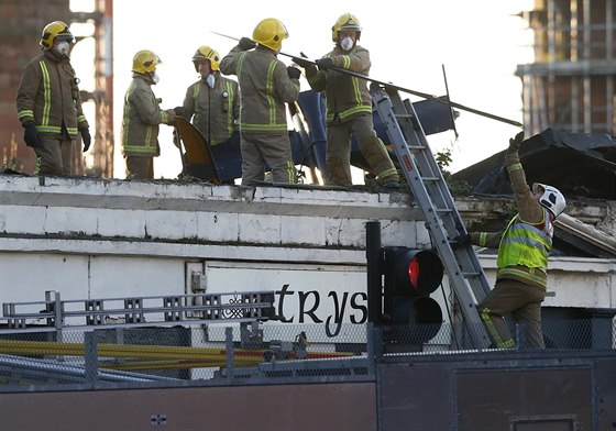 Vyzdviení jednoho z list rotoru vrtulník, který se zitil na bar The Clutha...