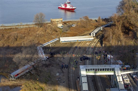 V newoyrské tvrti Bronx vykolejil vlak. Nehoda se neobela bez ztrát na...