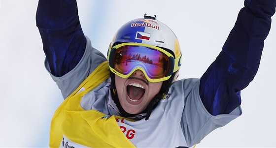 VYHRÁLA JSEM! eská snowboardcrosaka Eva Samková se raduje v cíli závodu