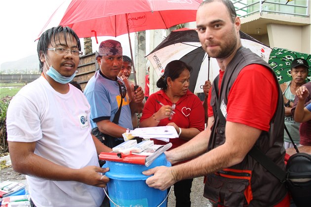 Petr tefan pomáhá na Filipínách.