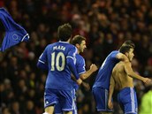 ZAHO TRIKO. Fotbalista Chelsea Eden Hazard pi oslav glu zahodil svj dres.