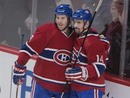 Brandon Prust (vlevo) a Tomá Plekanec se radují z branky, kterou vstelil...