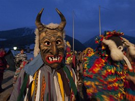 Masky krampus se lií podle vesnic. Nkde jsou barevnjí a vytvoené...