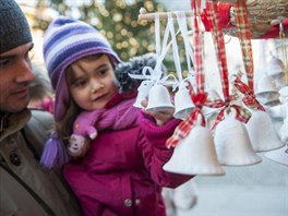 Stánky na vánoních trzích nabízejí vánoní ozddoby, svíky, ezbáské výrobky,...