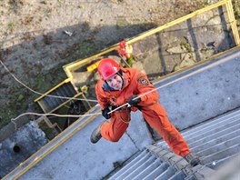 Hasii-lezci si záchranu dlníka-figuranta ztíili - trénovali jeho sputní...