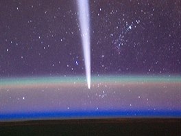 Kometa Lovejoy na nad zemskm obzorem na snmku, kter ze stanice ISS podil...