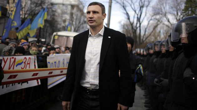 f opozin strany Udar Vitalij Kliko ped budovou ukrajinskho parlamentu (3. prosince 2013)